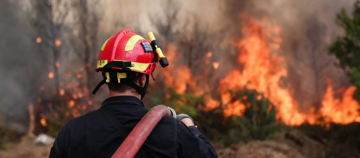 Σε εξέλιξη πυρκαγιά στον Άγιο Στέφανο (φωτο)